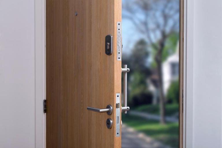 Bien choisir et poser une porte d'entrée : guide pratique