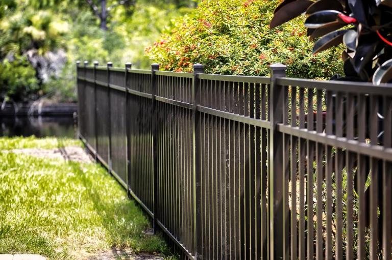 Quelle clôture choisir pour délimiter votre jardin à Tinqueux ?