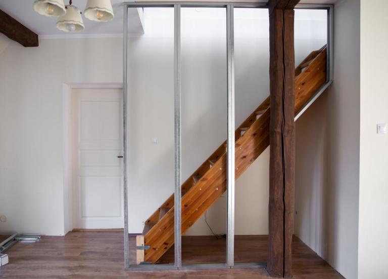 Bois ou métal, quel choix pour la pose d'un escalier près de Tinqueux ?